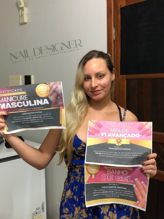 Viken Santos Cristina com certificados Manicure Masculina e Molde F1
