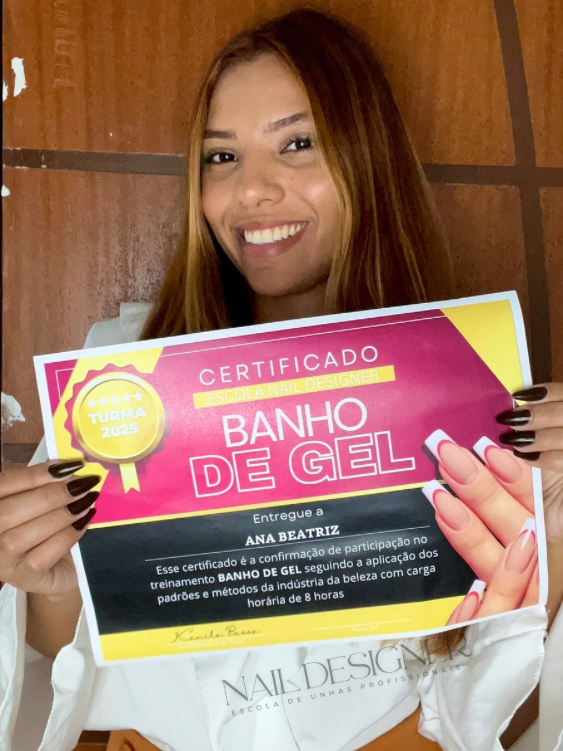 Ana Beatriz com certificado Banho de Gel