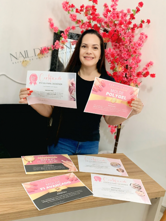 Aluna com certificados Escola Nail Designer