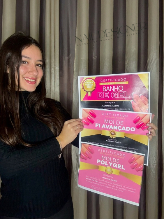 Mariane Matos com certificados Banho de Gel e Molde F1