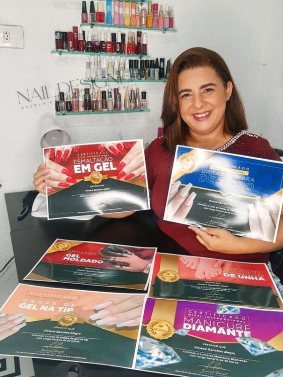 Viviane Sanches Alegre com certificados