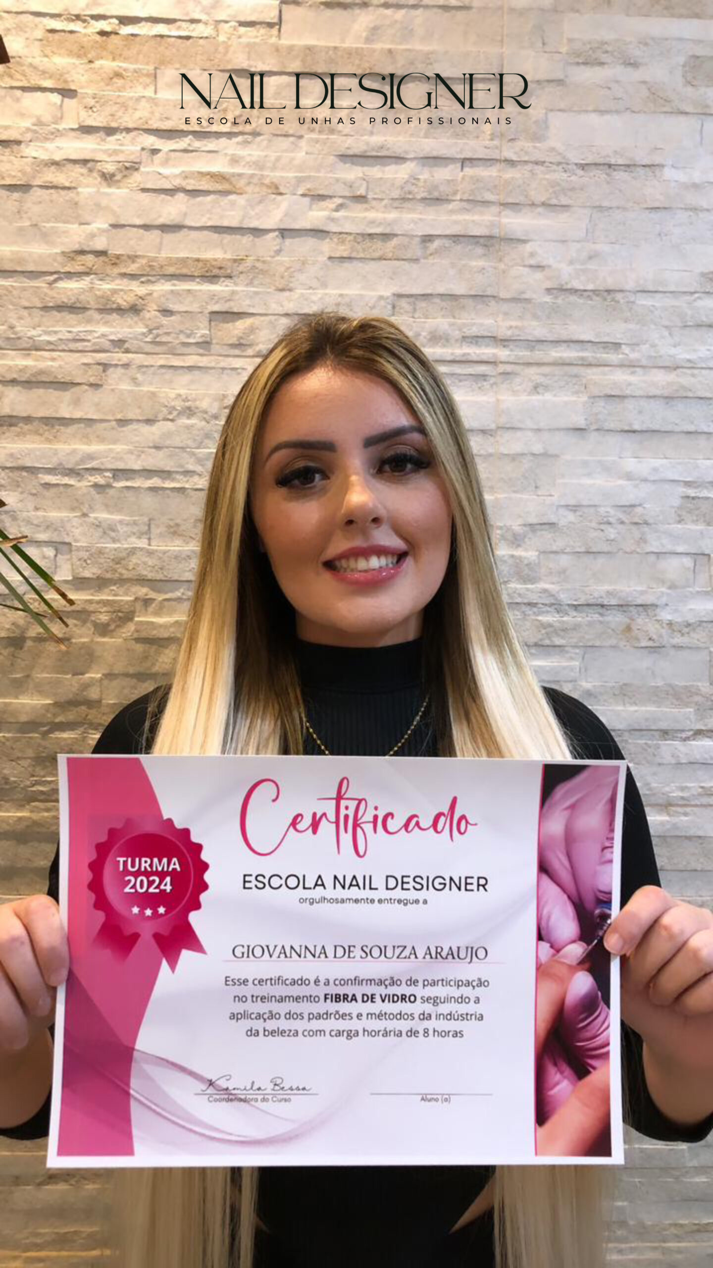 Giovanna de Souza Araujo com certificado Fibra de Vidro
