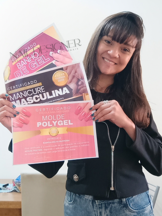 Kamila Silva Oliveira com certificados Banho de Gel e Manicure Masculina