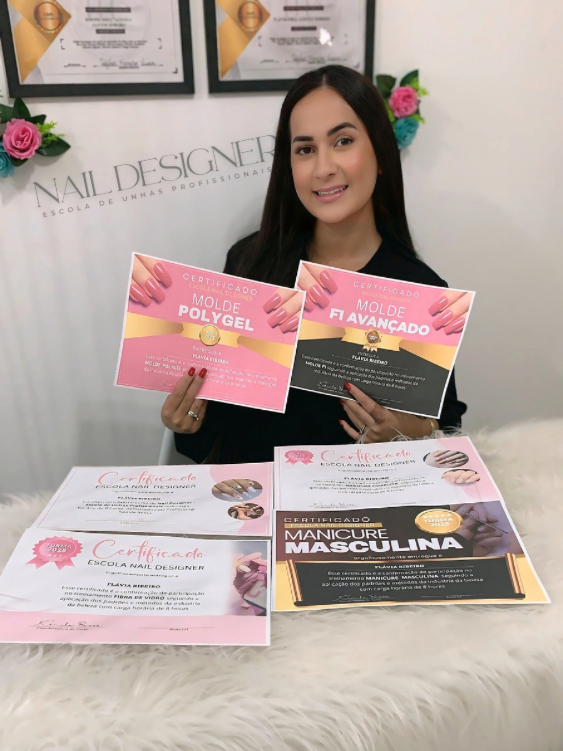 Flávia Ribeiro com certificados Molde Polygel e F1